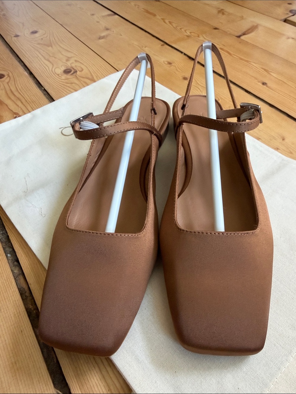LOQ Gisela in Canela Satin